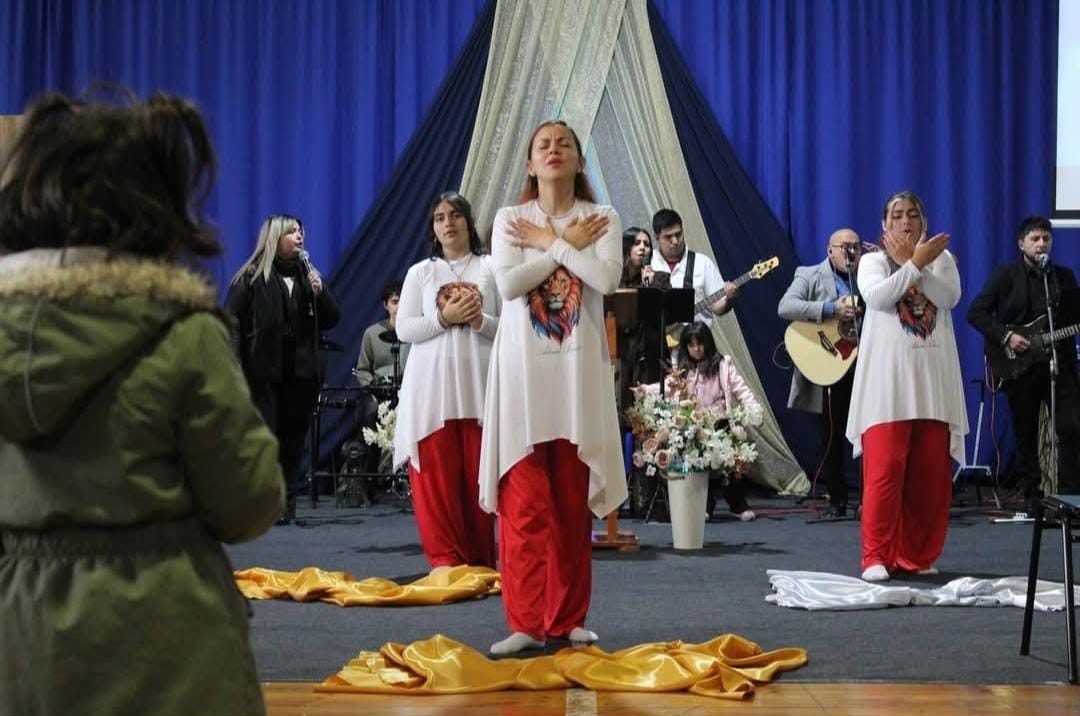 Momento de adoración en la Iglesia Tiempo de Cosecha